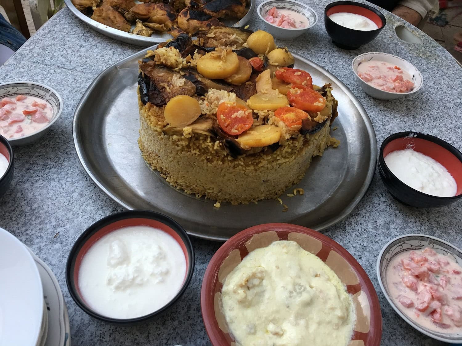 Upside-down-Reis mit Auberginen, Kartoffeln und Tomaten.