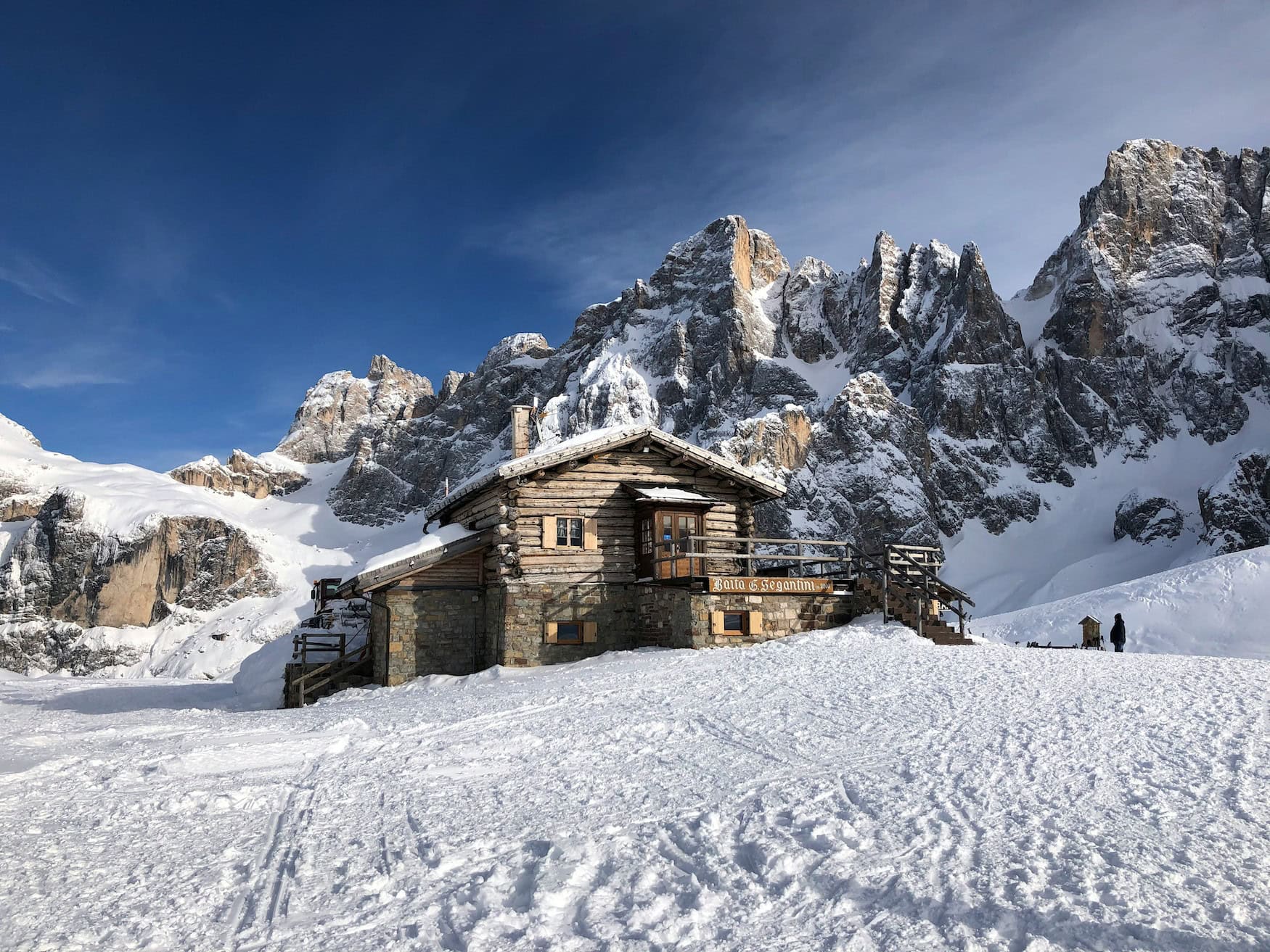 Ein Haus in Siror im Winter.