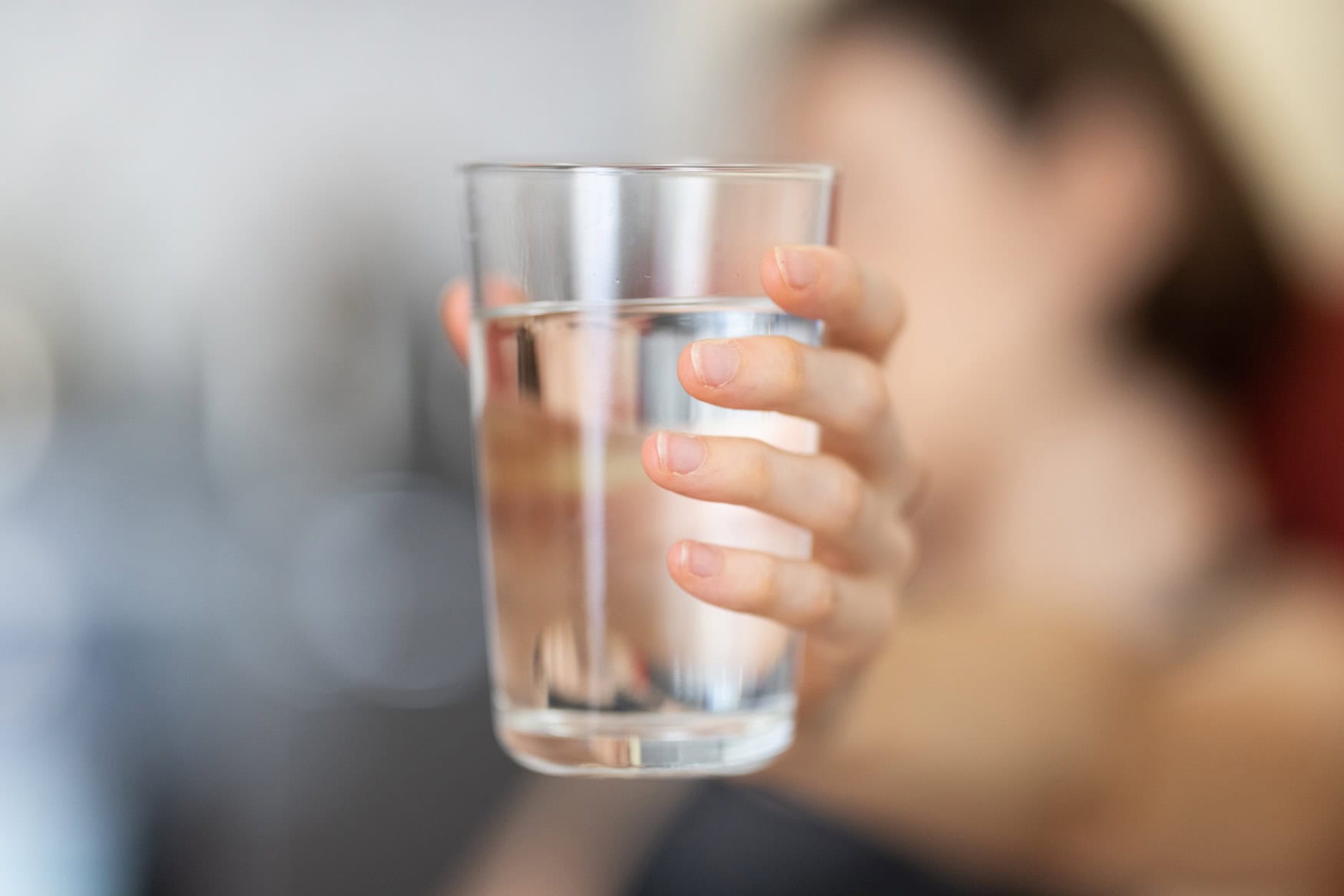 Ein Glas mit Wasser.