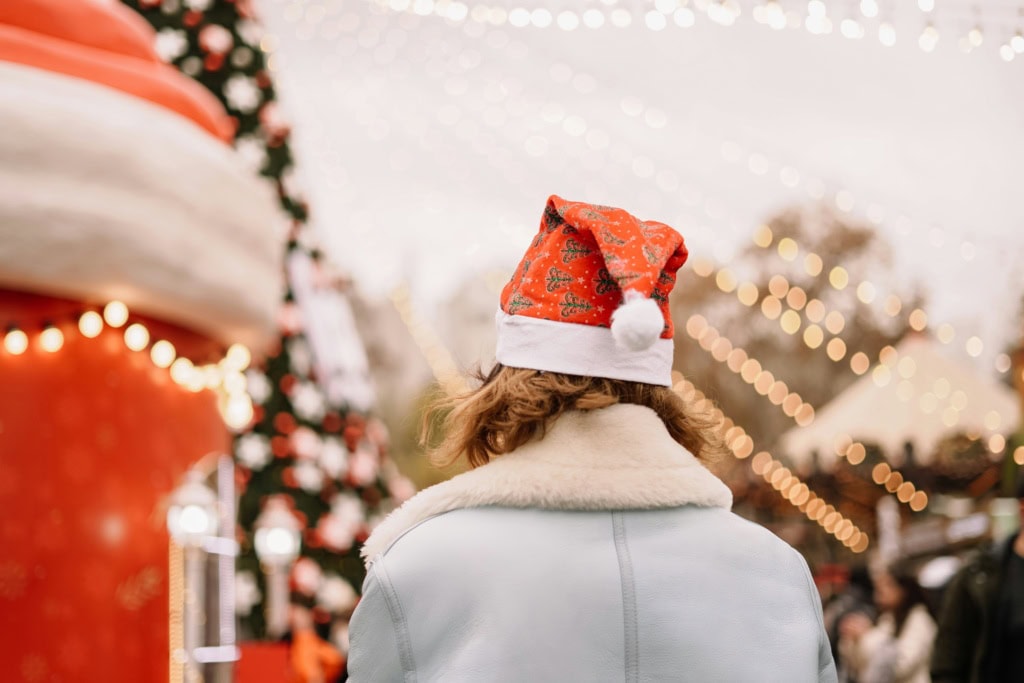 Eine Frau auf einem Weihnachtsmarkt.