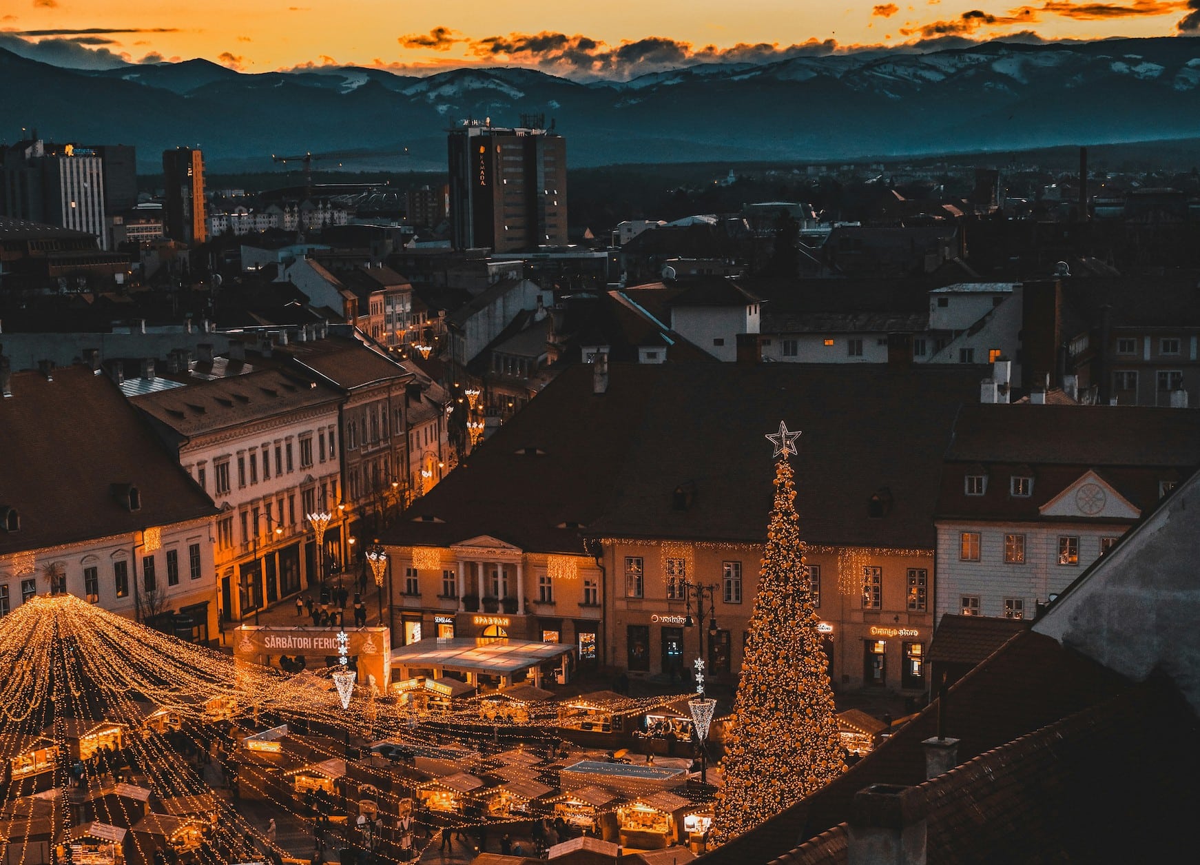 Blick auf den Weihnachtsmarkt in Brünn, wo dieses Jahr zum 100. Mal ein Weihnachtsbaum aufgestellt wird.