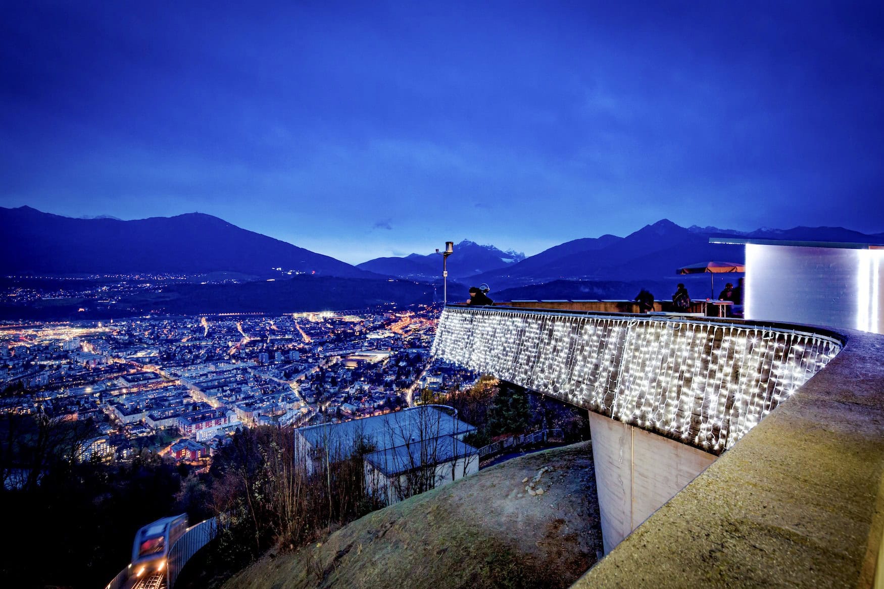 Ausblick vom Weihnachtsmarkt Hungerburg auf die Dächer von Innsbruck.