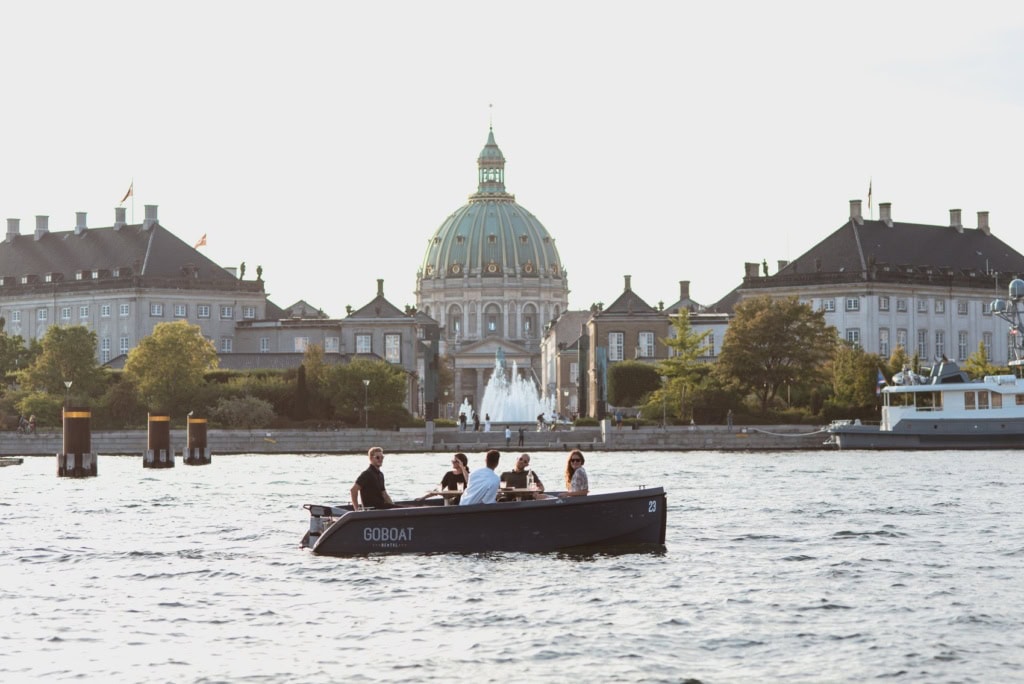 Fünf Junge Leute auf Ausflugsboot in Kopenhagener Innenstadt.
