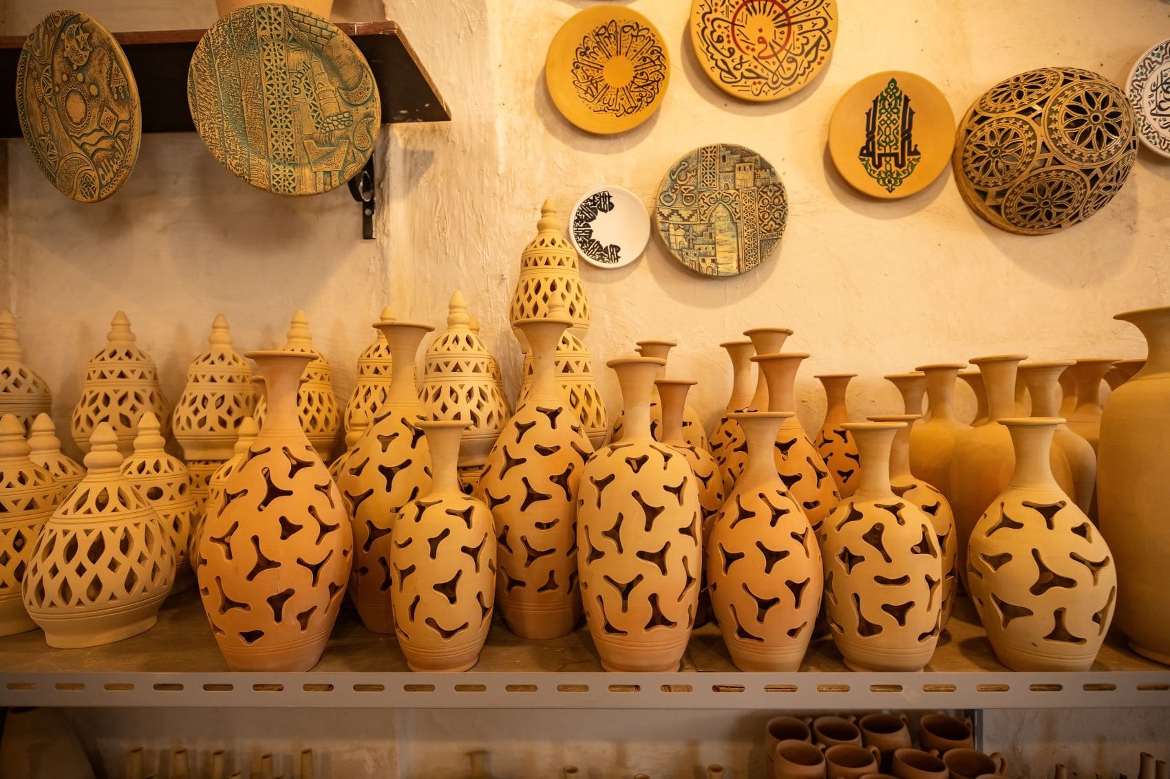 Traditionelle Töpferwaren wie Teller und Vasen in Bahrain