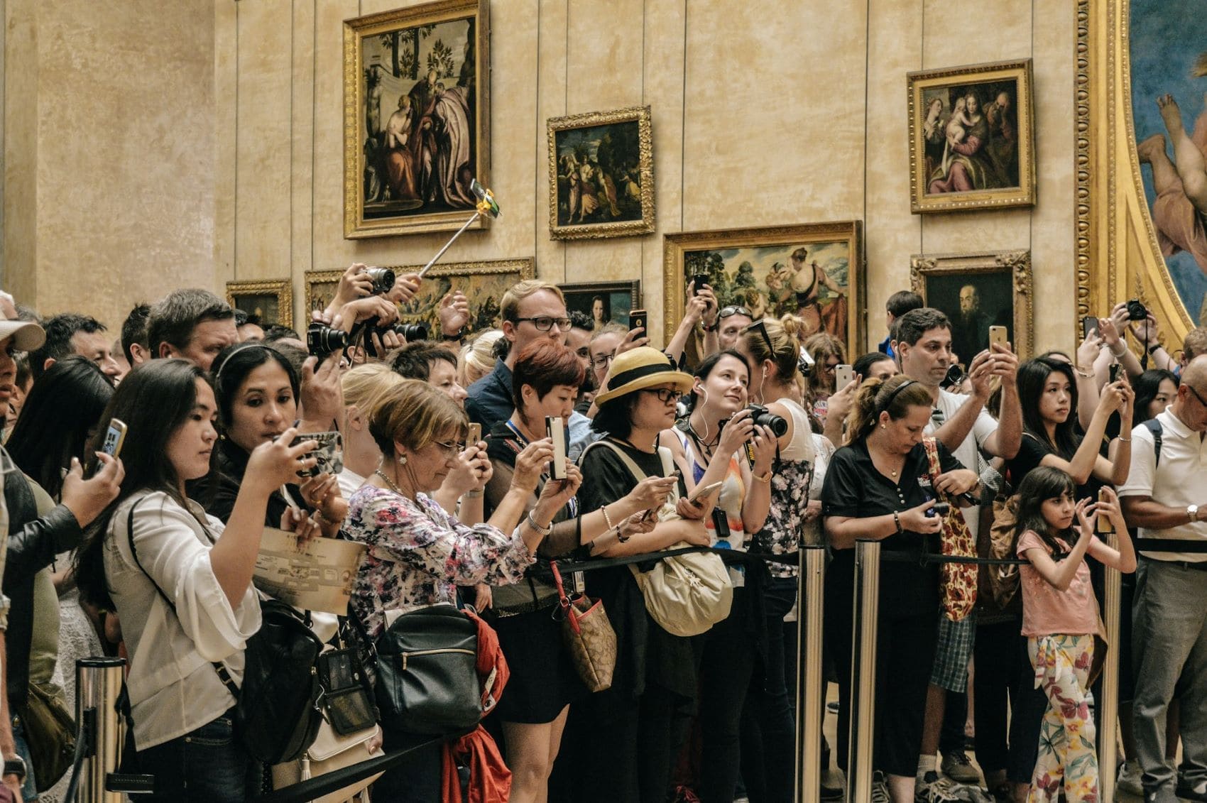 Touristen im Louvre in Paris