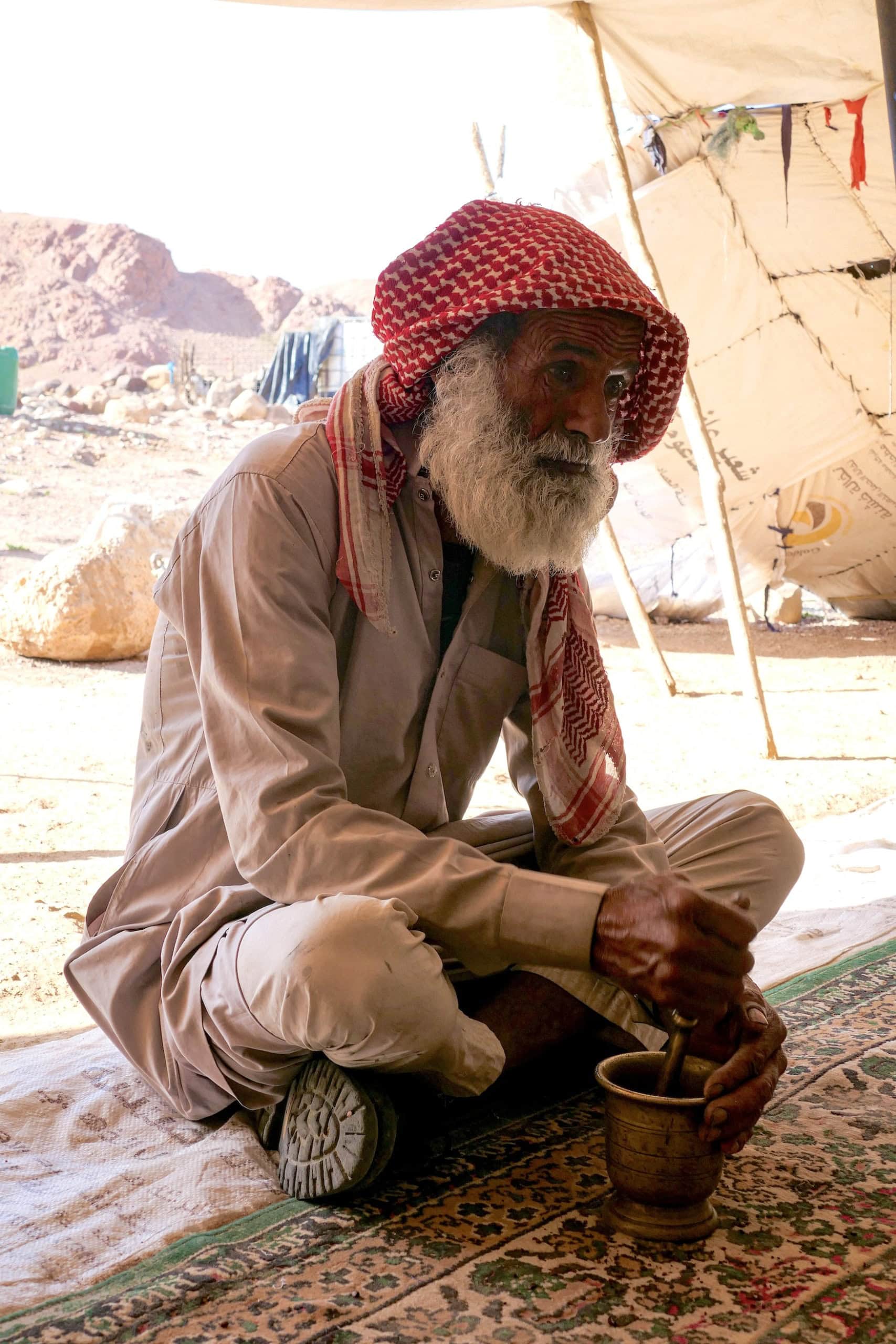 Ein Beduine beim Kochen in Petra.