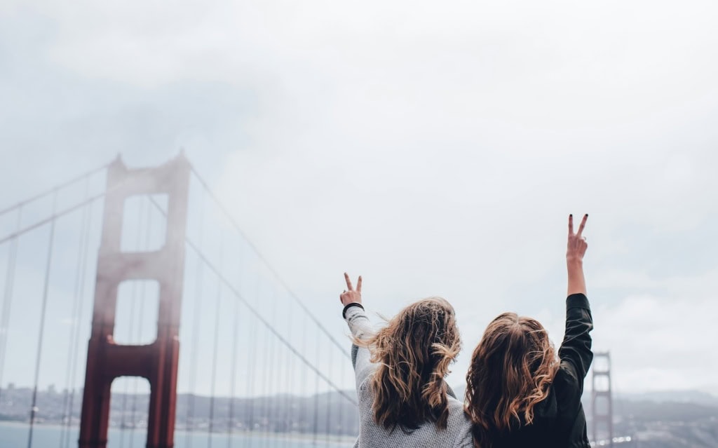 zwei Frauen vor der Golden Gate Bridge