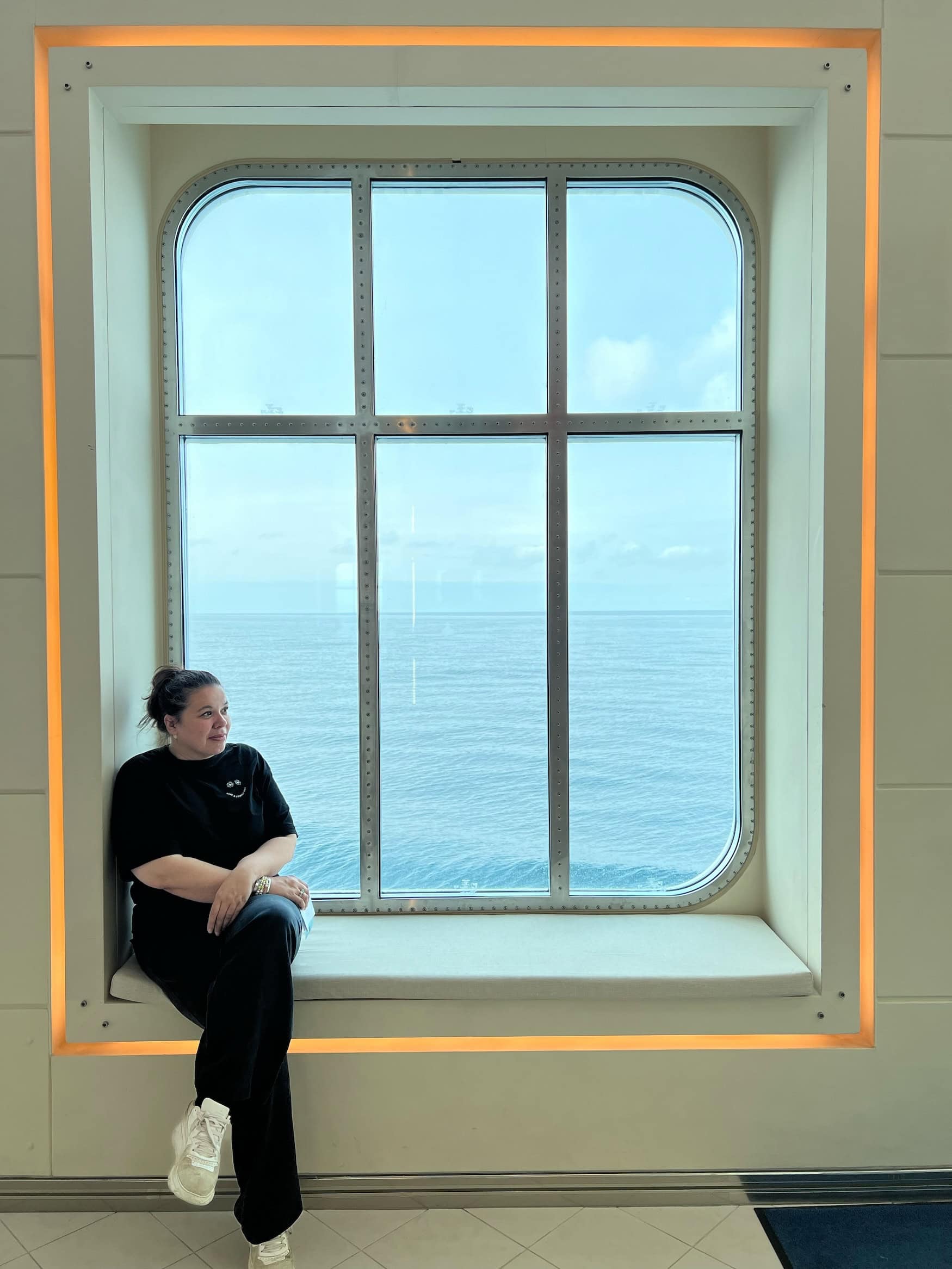 Jenny am Fenster der MS Europa 2 auf Kreuzfahrt