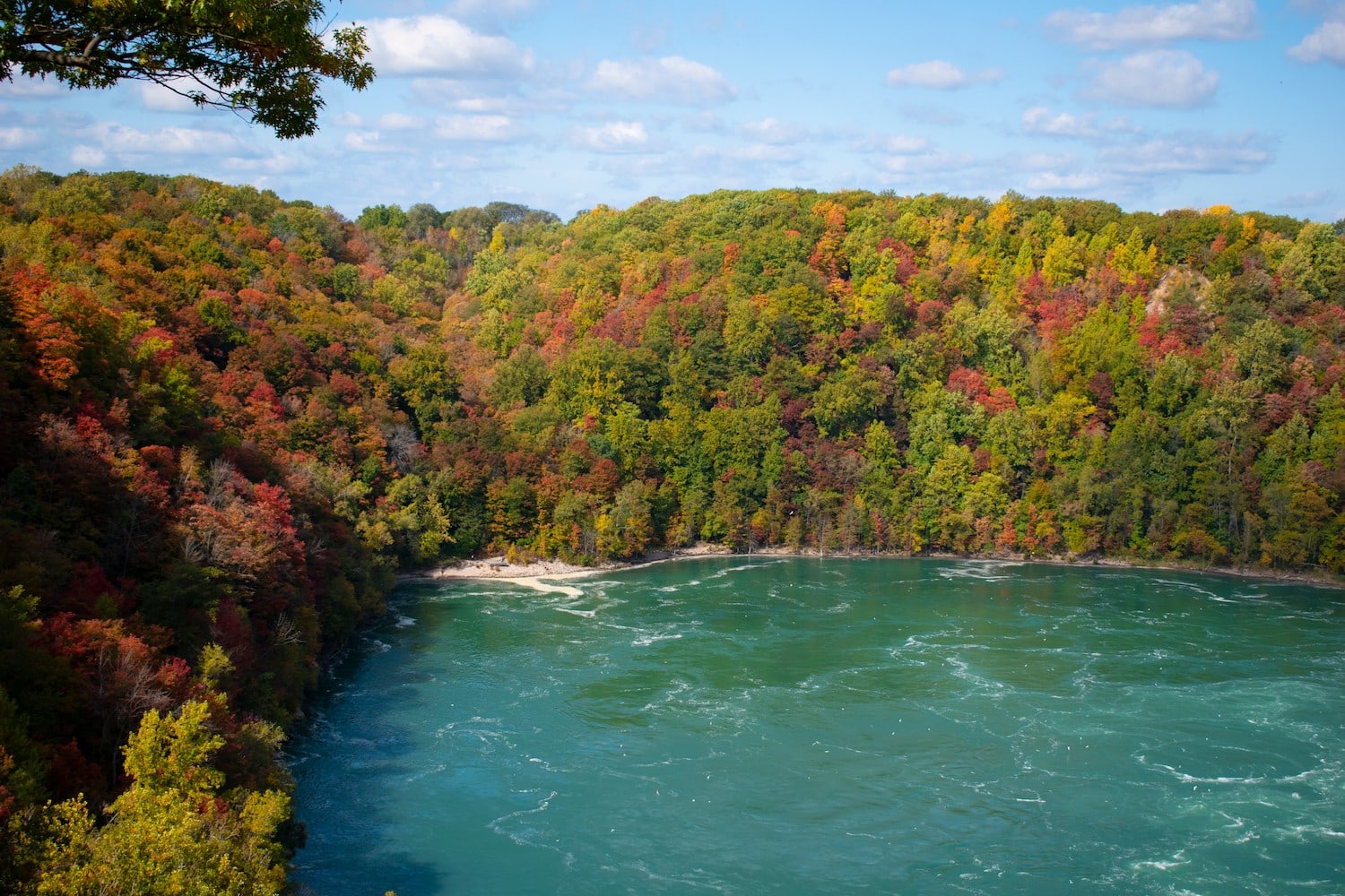 Bei einem Roadtrip im Herbst durch New York hat man diesen Ausblick vom Niagara Scenic Parkway.