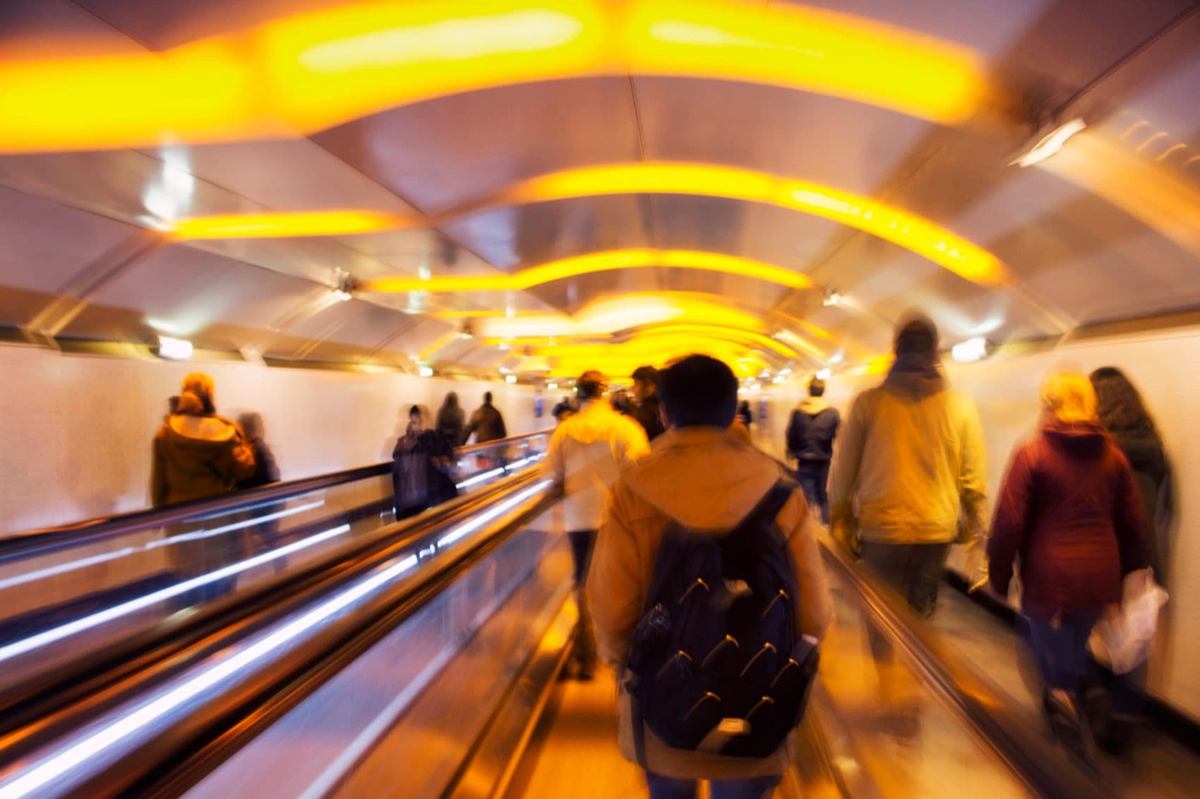Menschen nutzen Rolltreppe zur U-Bahn in Paris