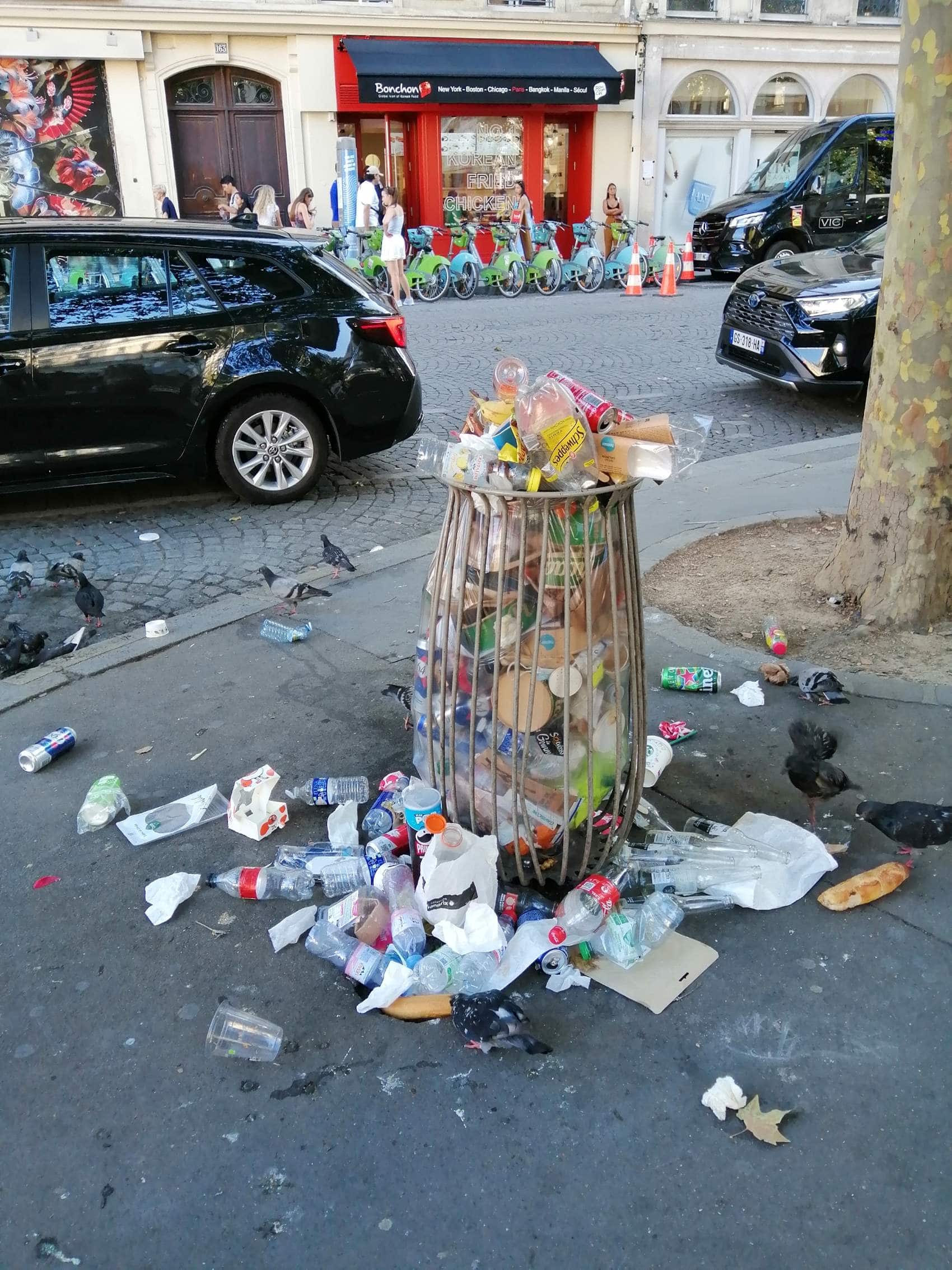 Überquellender Mülleimer auf Straße in Paris