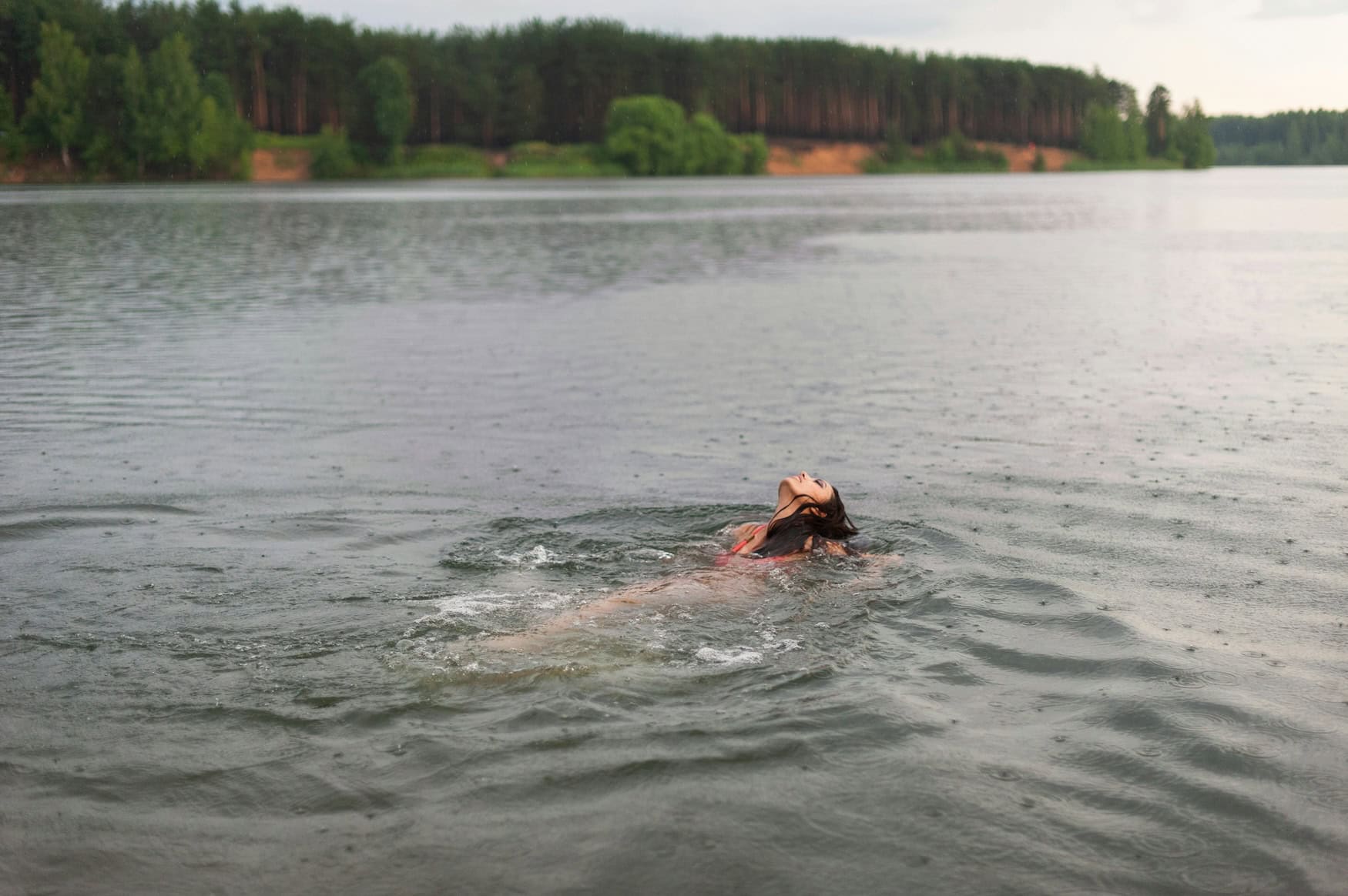 Frau beim Wild Swimming im Wasser