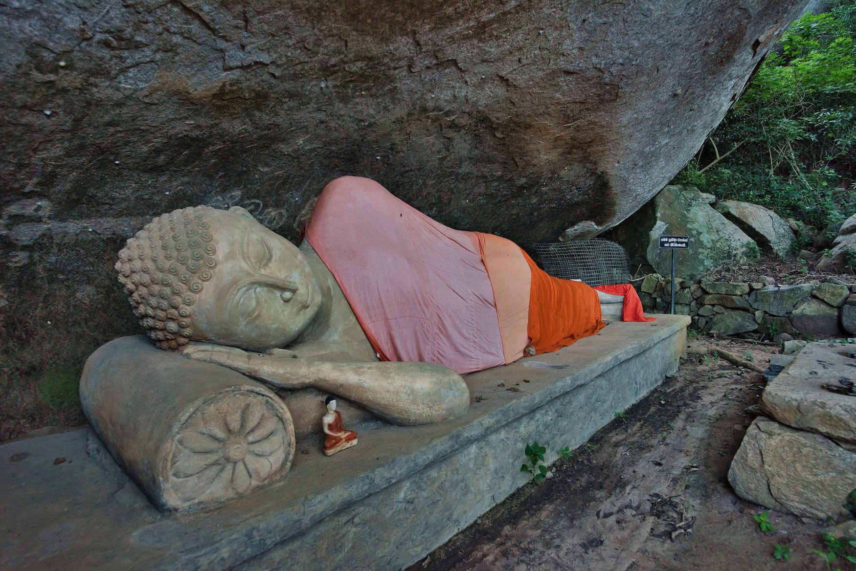 Eine Statue auf dem Weg zum Tempel.