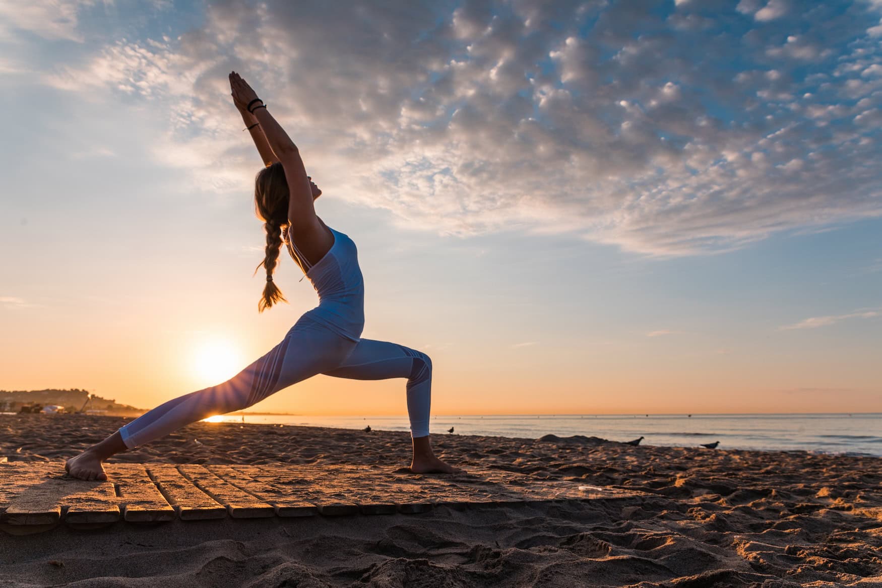 8 coole Yoga Escapes: Beach Yoga