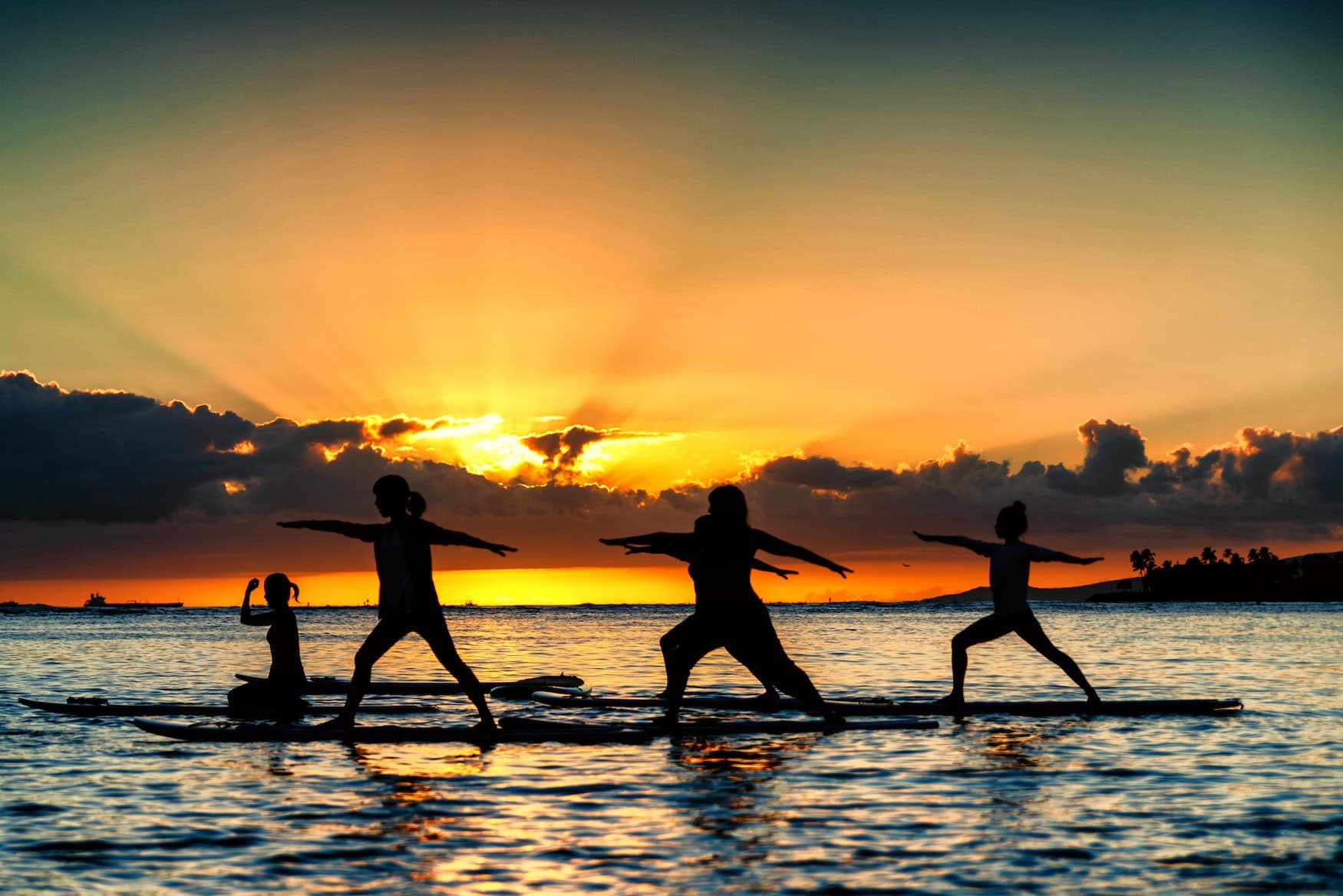 Surf Yoga mit Yoga Escapes beim Sonnenuntergang