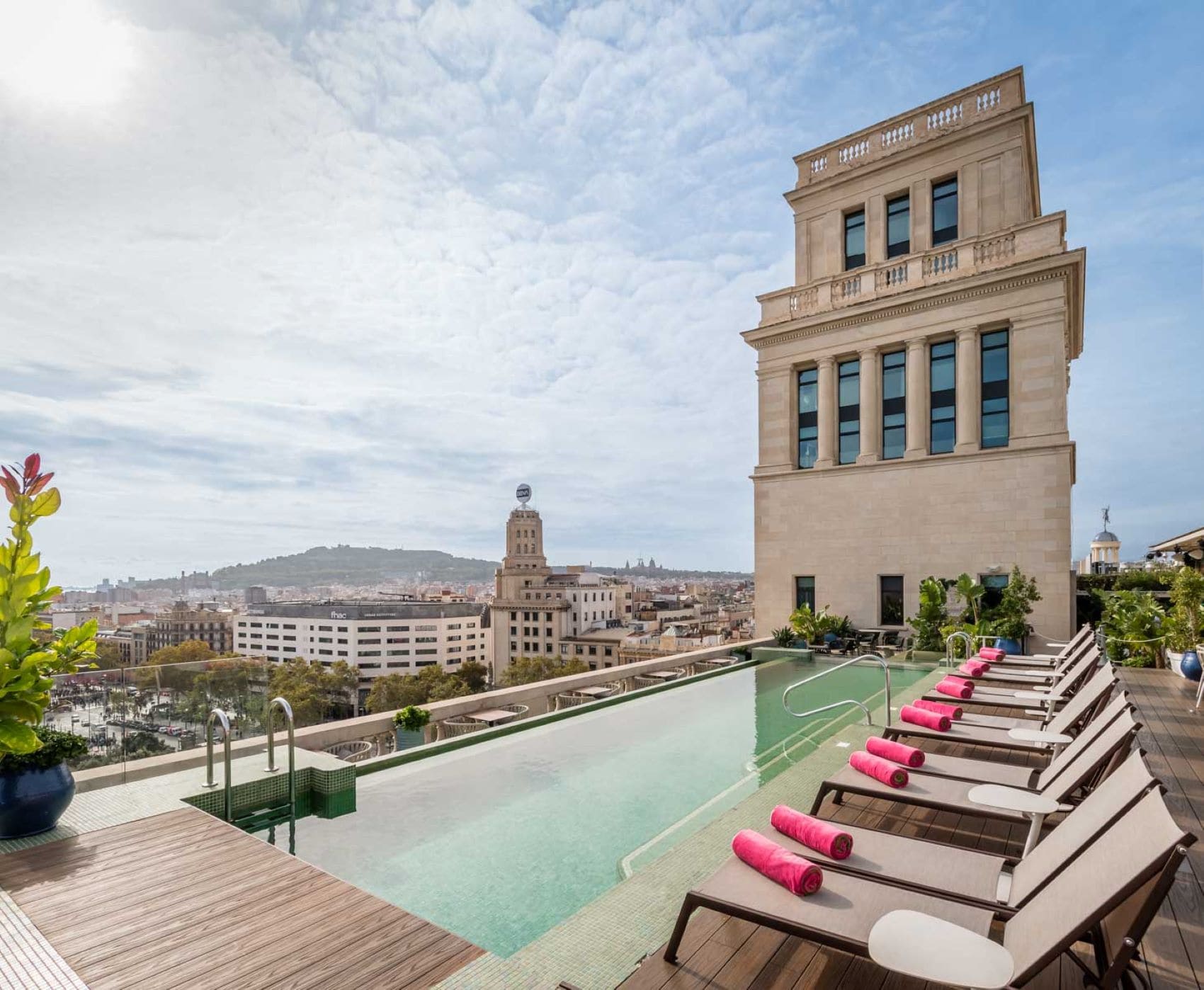 Dachterrasse des 45 Times Barcelona Hotel