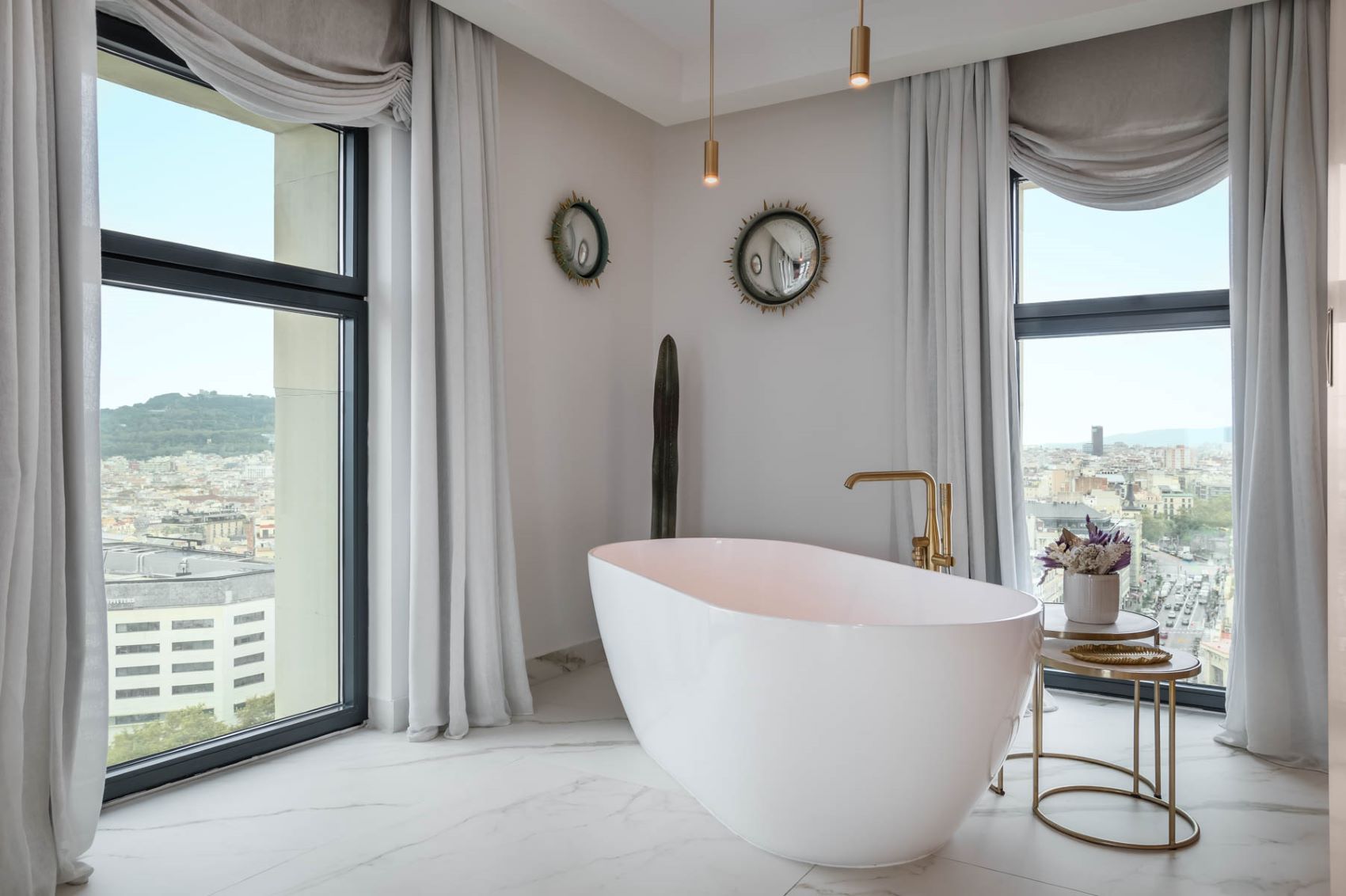 Badewanne in Suite im 45 Times Barcelona Hotel