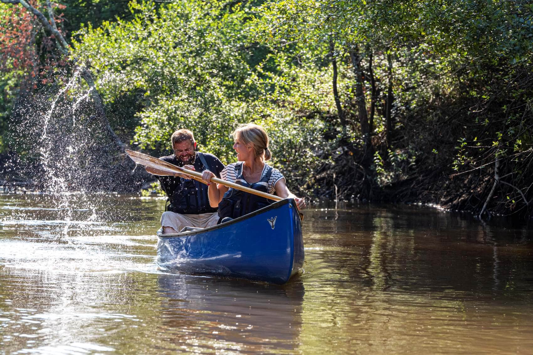 Paar im Kanu auf Fluss Leyre an Atlantikküste in Frankreich