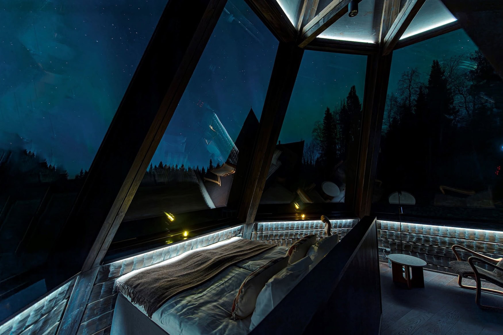 Innenraum einer Hütte im Nivunki Village in Finnland.
