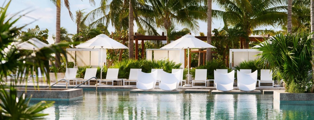 Poolanlage im SLS Playa Mujeres Hotel, Mexiko