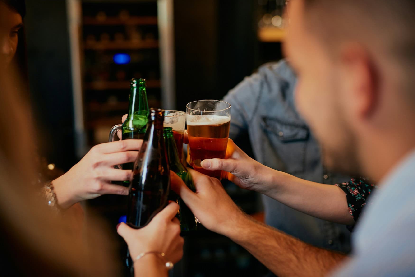 neue Freunde finden auf Reisen in einer Bar