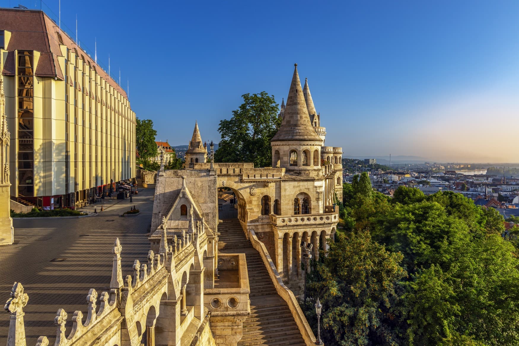 Die Fischerbastei in Budapest im Abendlicht.