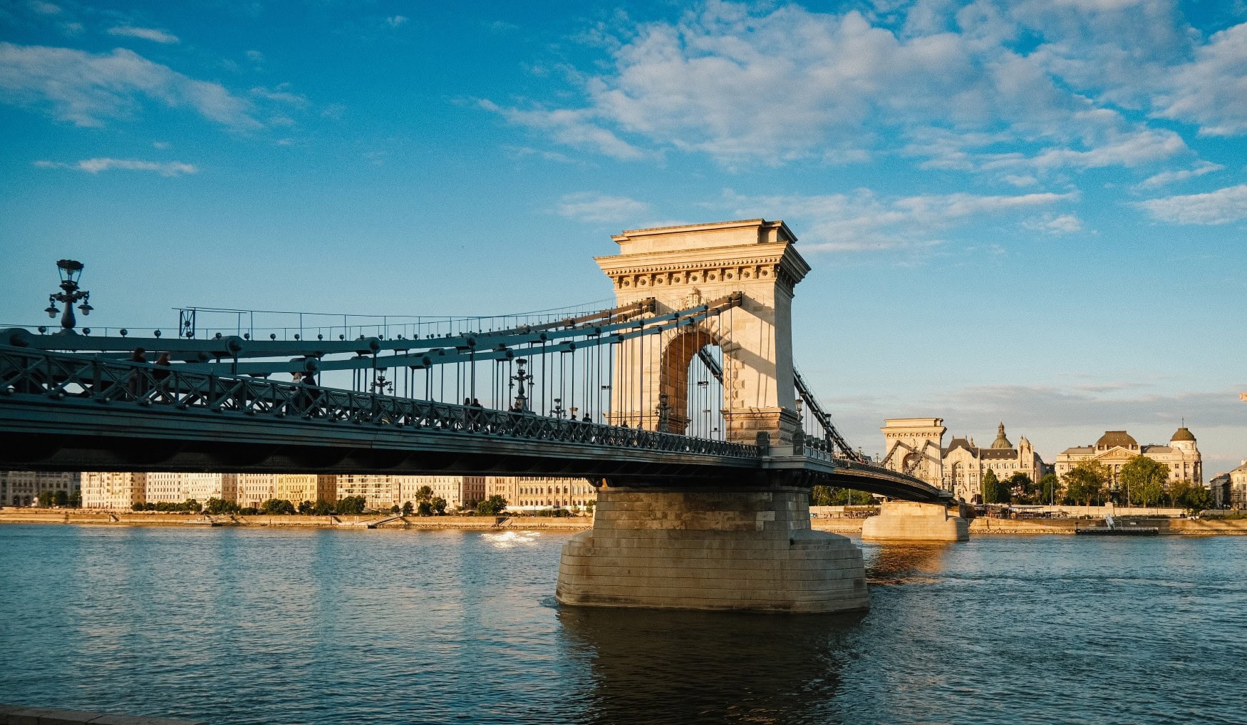 Blick vom Ufer auf die Kettenbrücke, die in Budapest über die Donau führt.