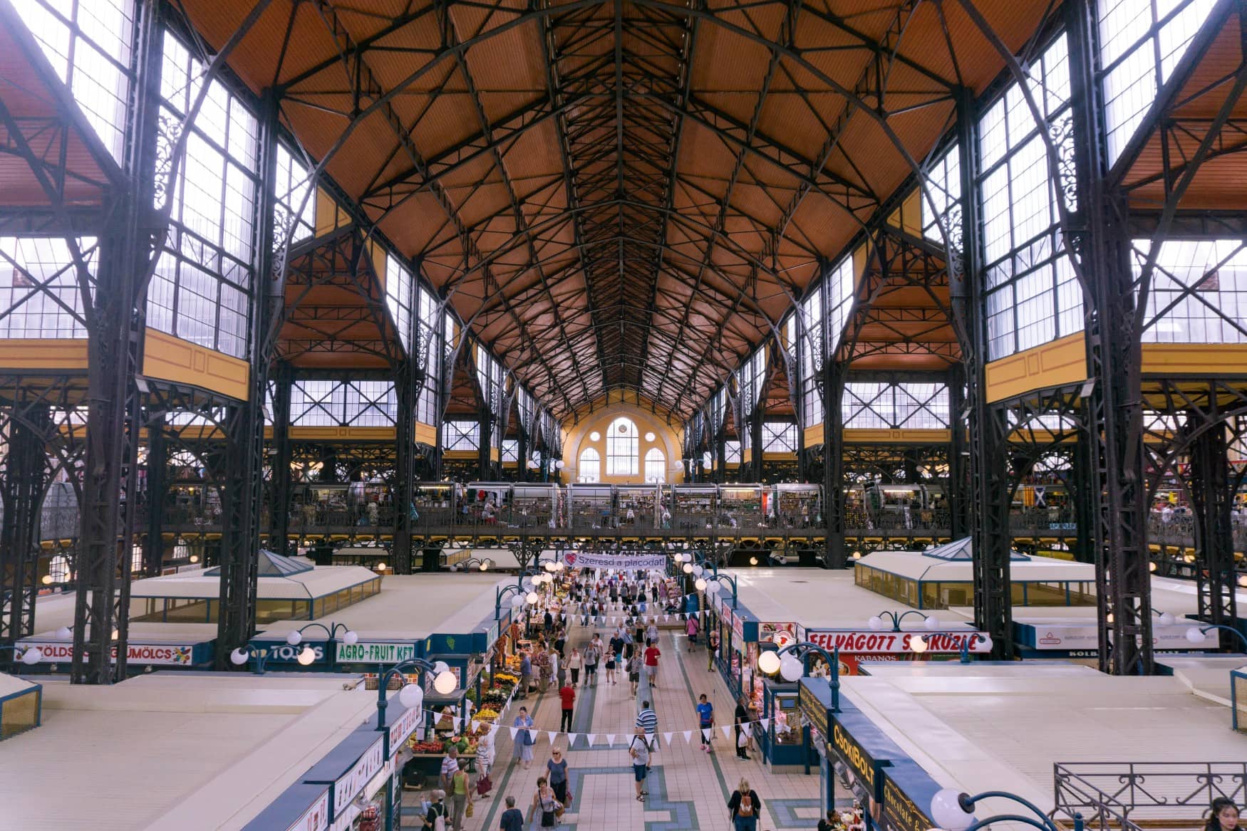 Blick von einem erhöhten Punkt in die gut besuchte Markthalle Nagycsarnok in Budapest.