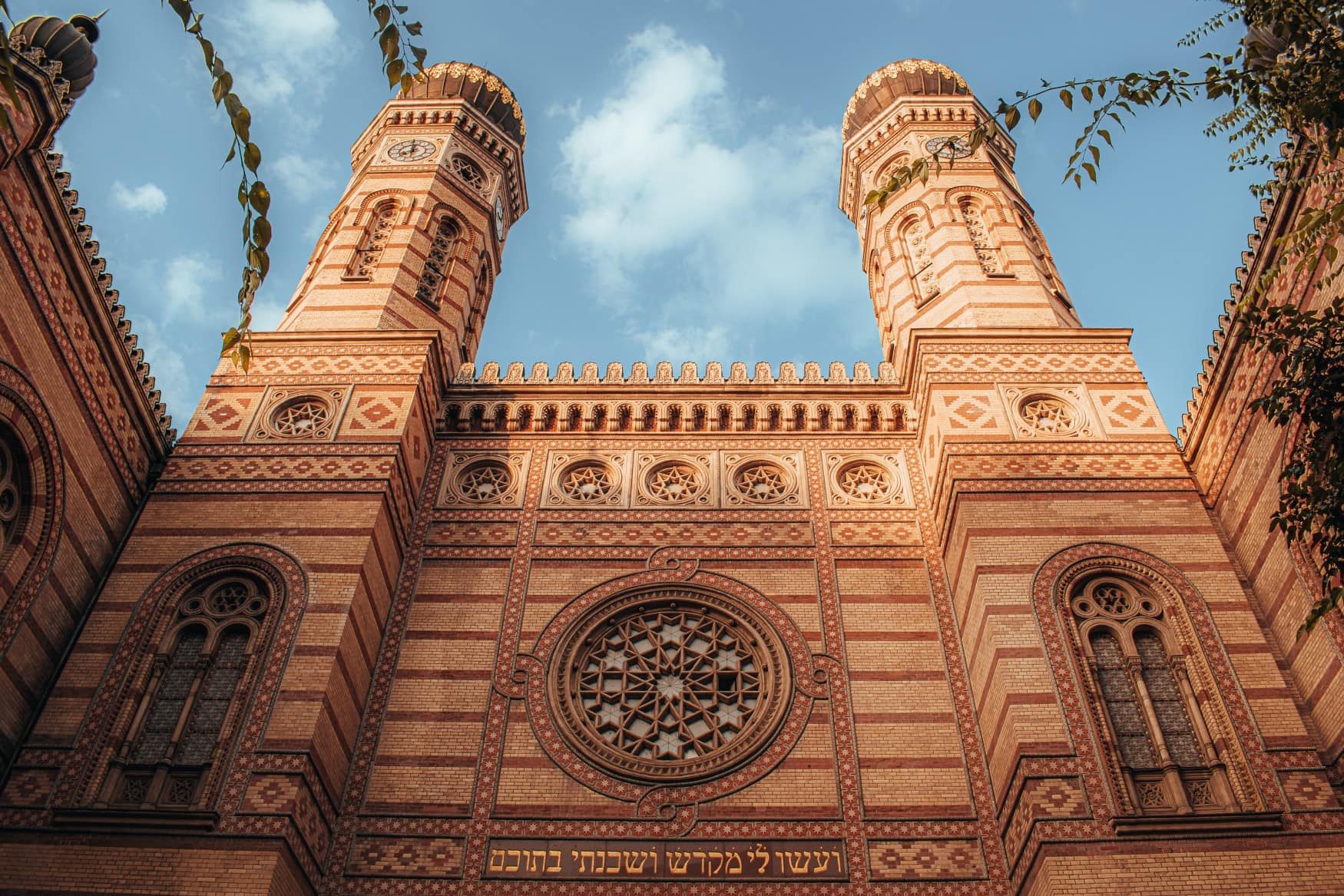 Frontfassade der großen Synagoge in Budapest.