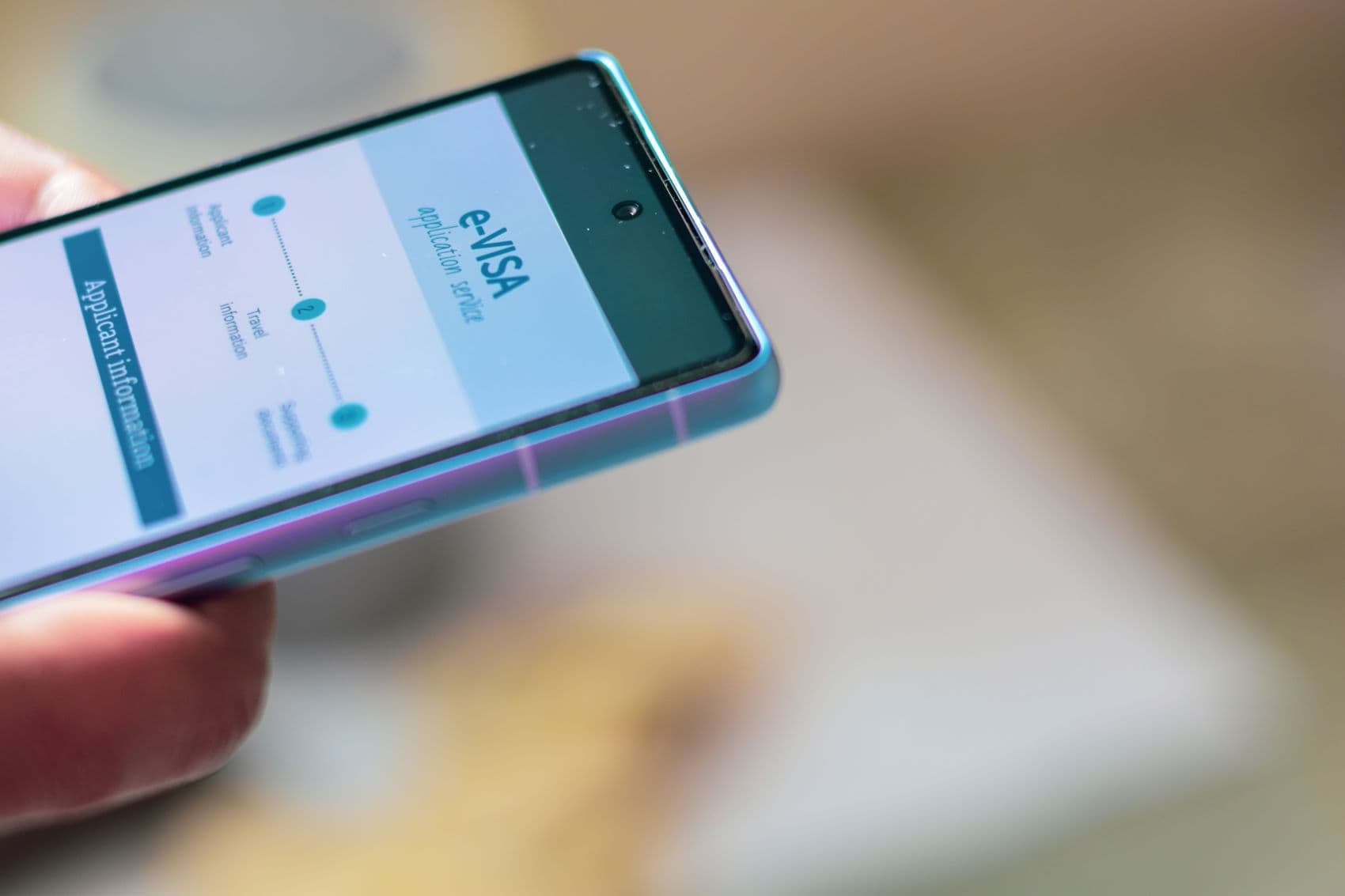 Nahaufnahme Handydisplay mit e-Visa-Aufschrift