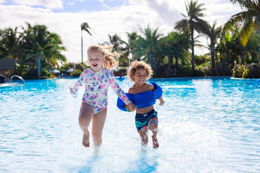 Kinder in einem Pool in Florida