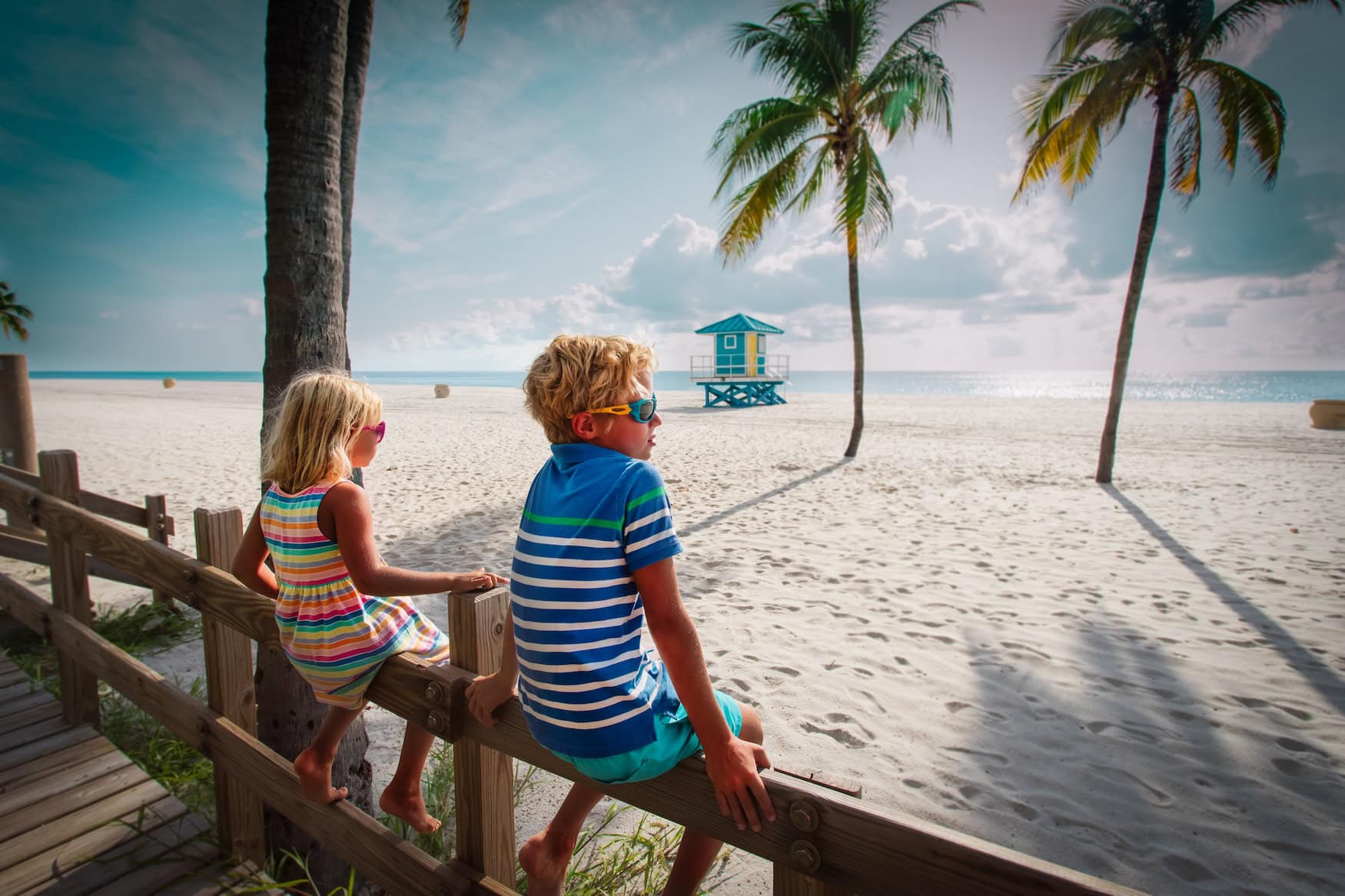 warme Reiseziele im April: Kinder am Strand in Florida beim Familienurlaub