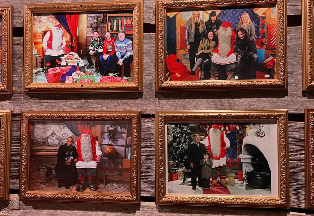 Berühmte Besucher im Santa Claus Village.
