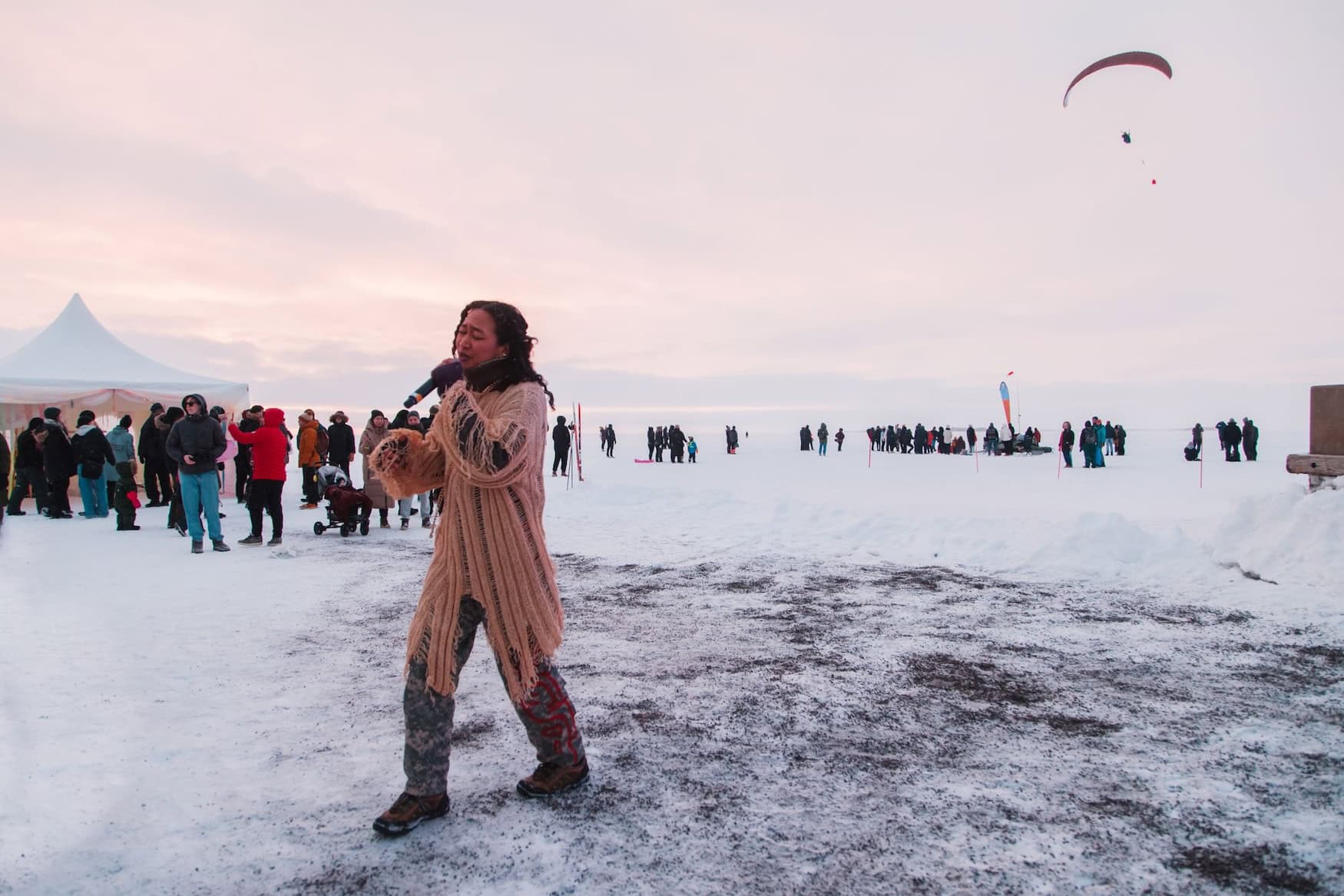 Eine Frau singt auf dem Frozen People Festival.