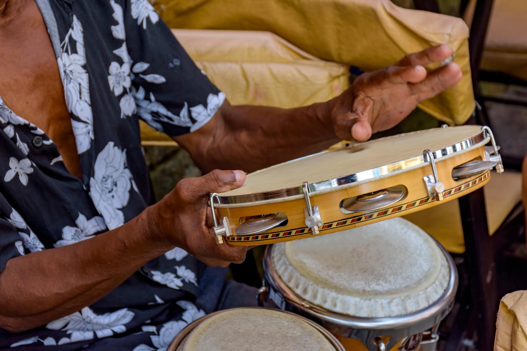 Ein Mann schlägt auf ein Tambourine. Die Rodas de Samba sind noch wenig bekannt.