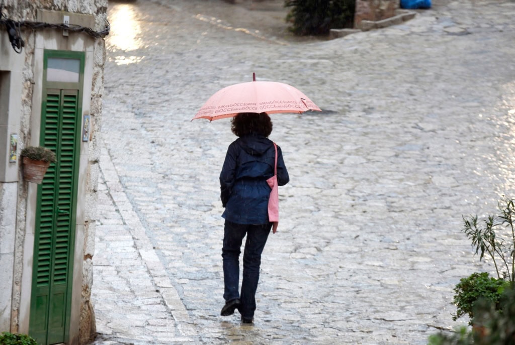 Eine Frau mit Regenschirm auf Mallorca.