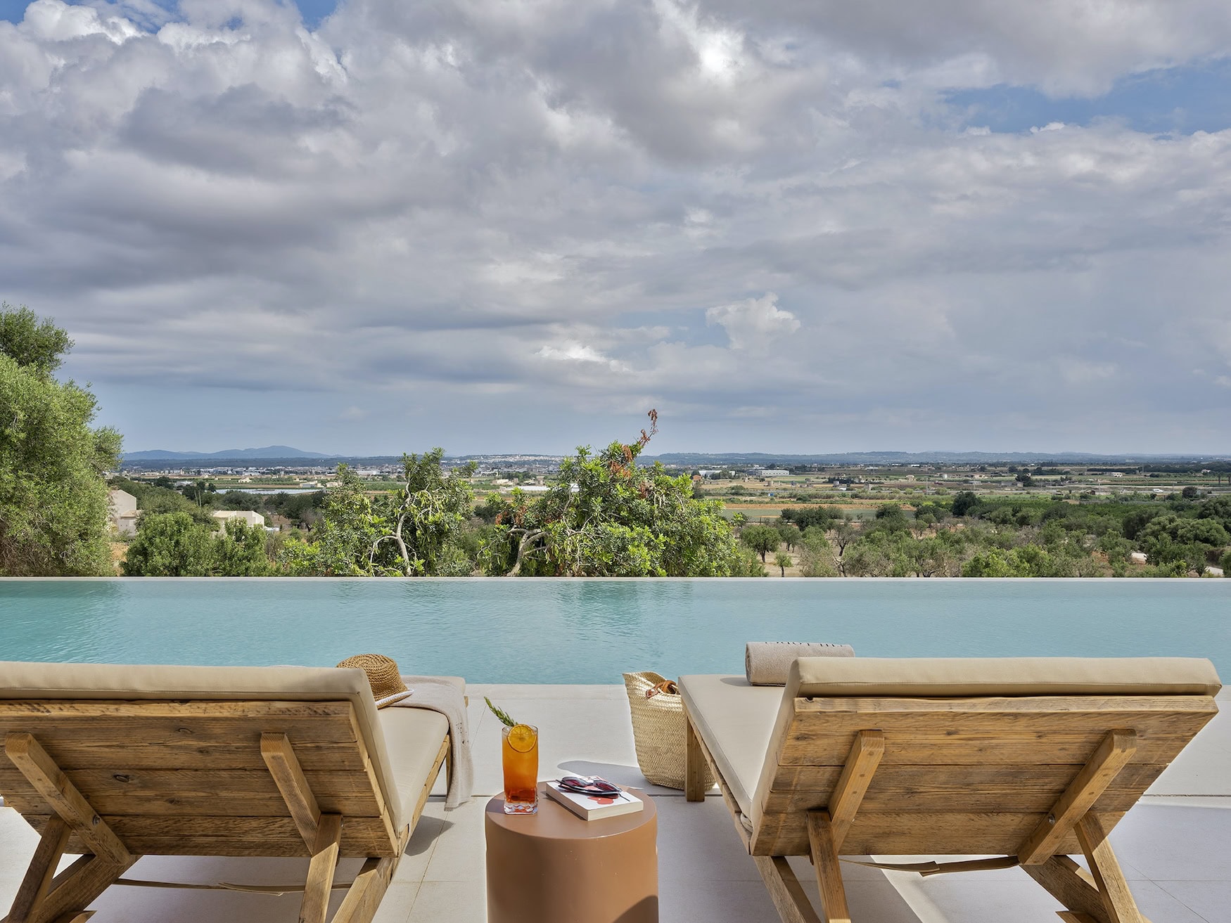 Infinity-Pool mit Aussicht im The Lodge Mallorca