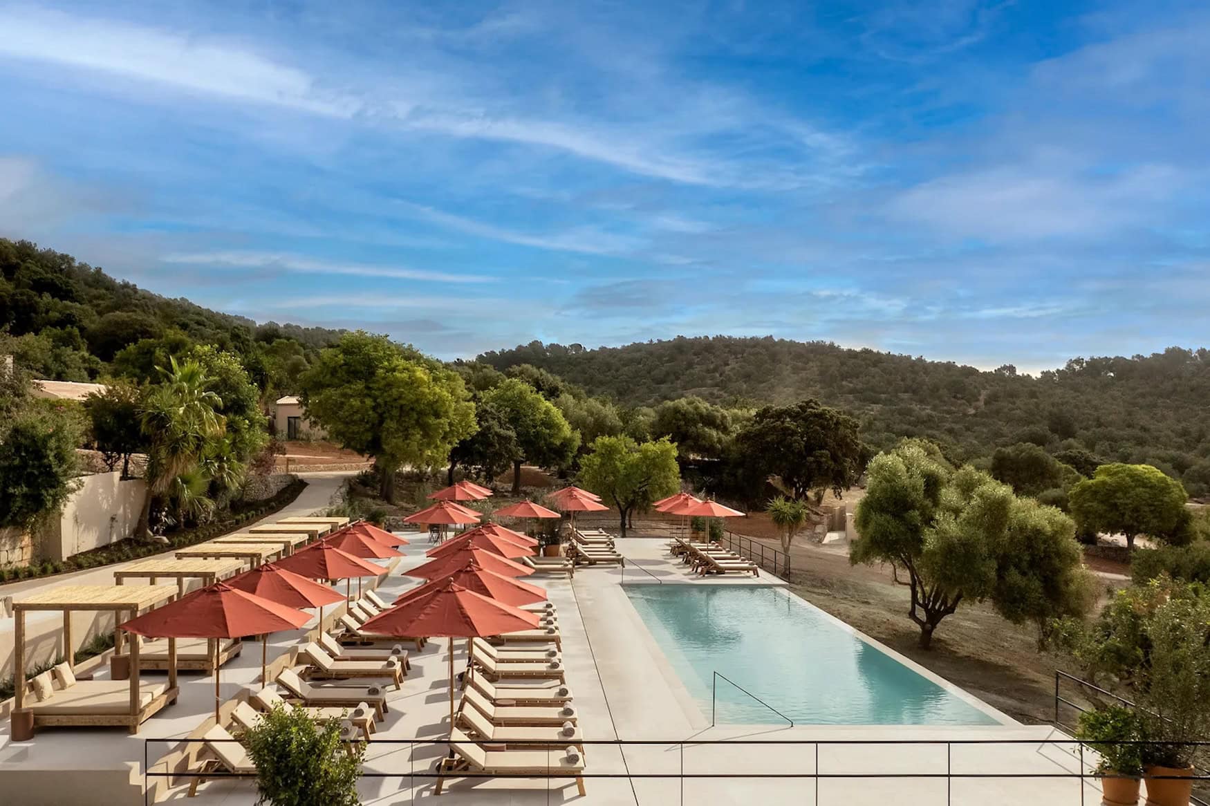 Infinity-Pool mit Aussicht im The Lodge Mallorca