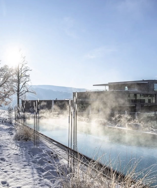 Pool des Hotels Luisenhöhe im Schnee