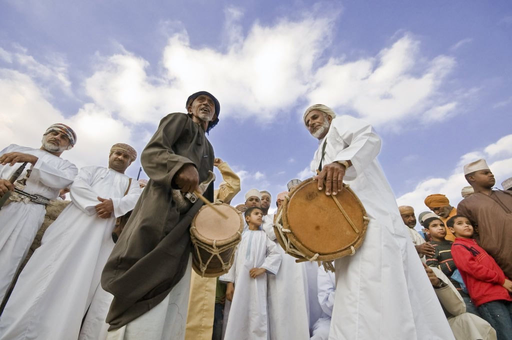 Trommeln und Tanzen gehört zu den Traditionen in Oman