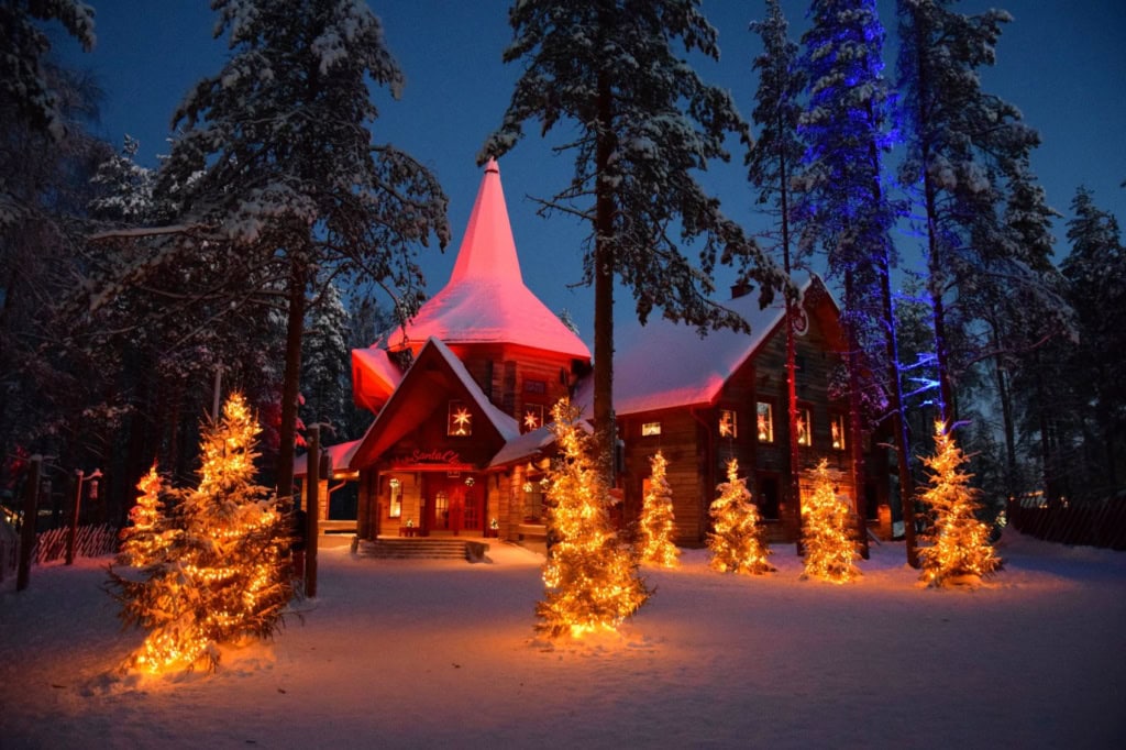 Santa Claus Village in Finnland im Winter
