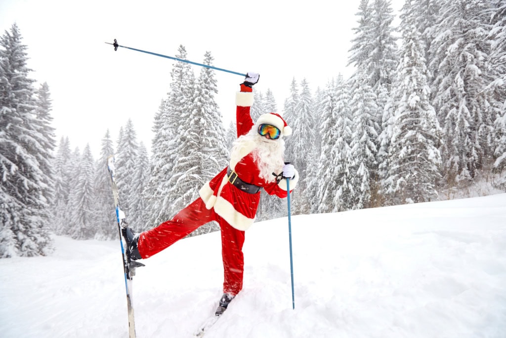 Weihnachtsmann auf Skiern im verschneiten Wald