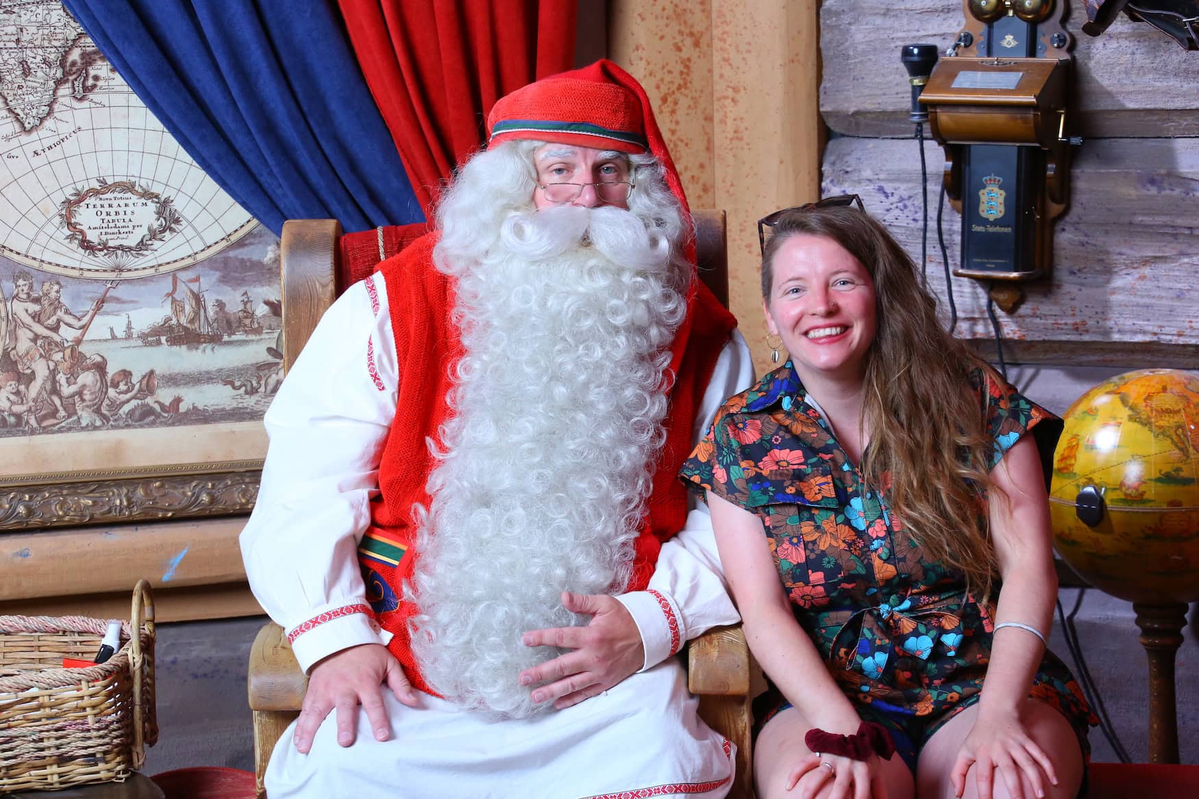 Marie mit dem Weihnachtsmann in Finnland