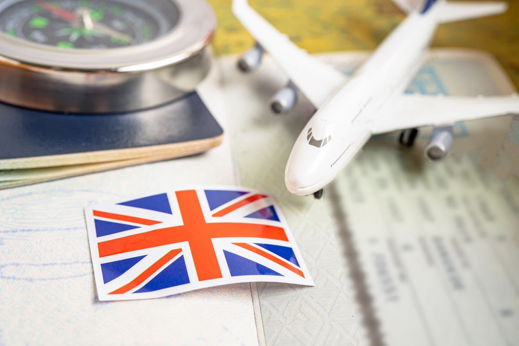 Miniatur-Flugzeug auf Tisch, daneben Flagge Großbritanniens