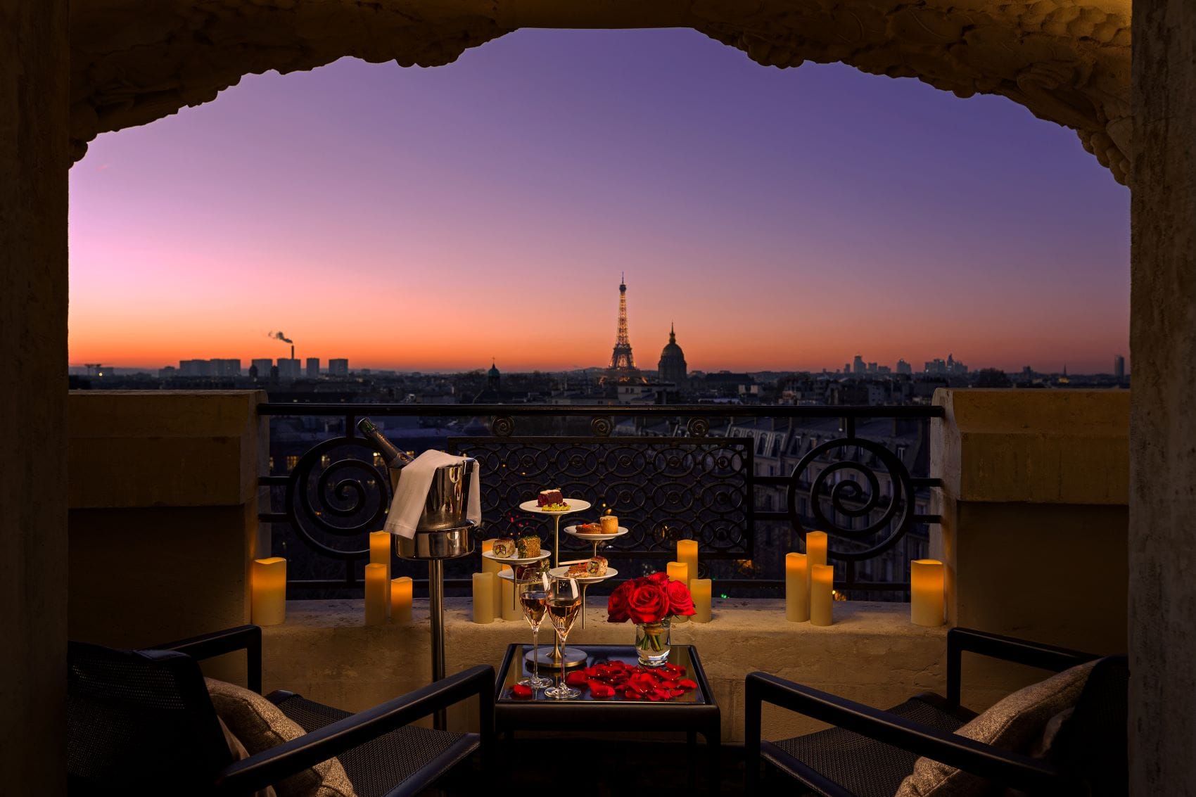 Gedeckter Tisch auf Balkon im Hotel Lutetia, Paris