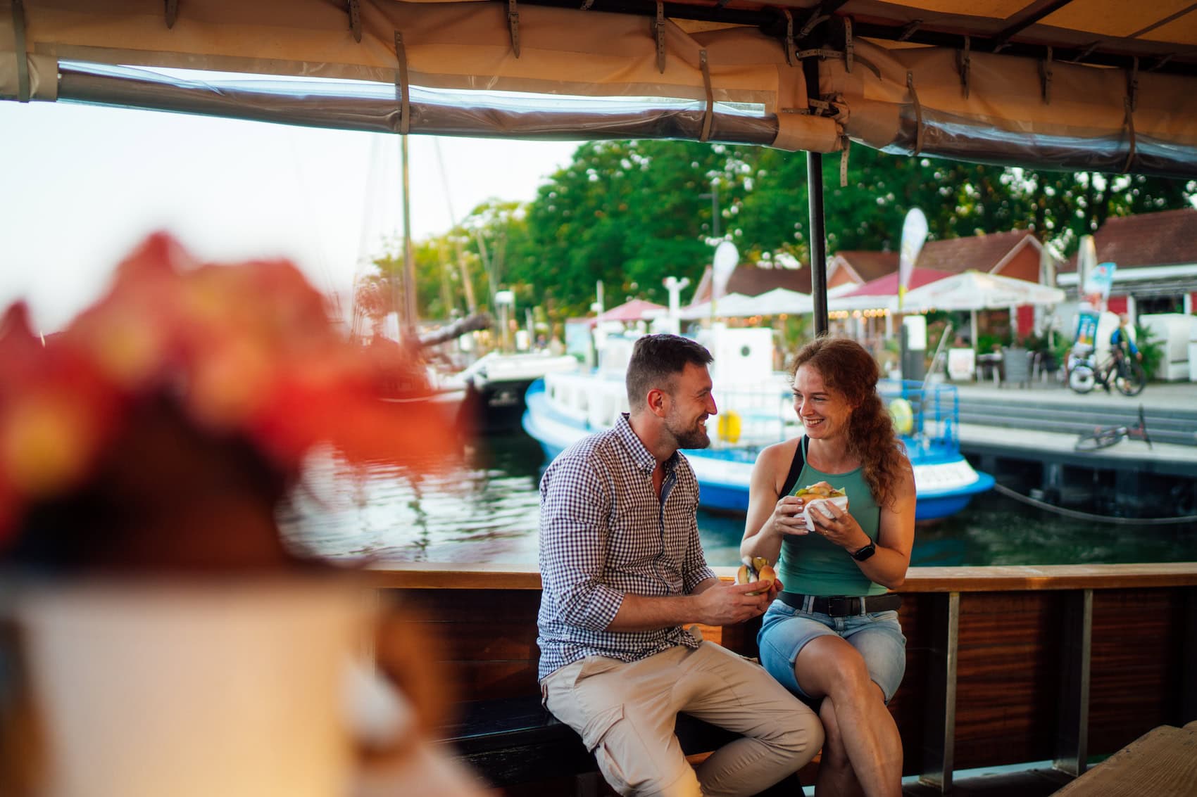 Im Hafen von Lauterbach ein Fischbrötchen snacken. I Foto: TMV/Petermann