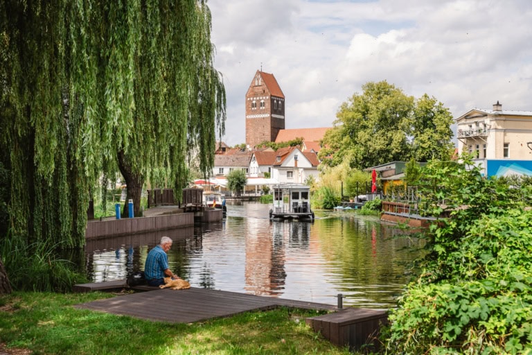 Mit dem Hausboot entlang der Elde. Hier in Paschim.