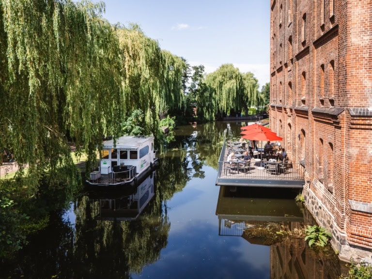 Mit dem Hausboot durch die Innenstadt von Parchim