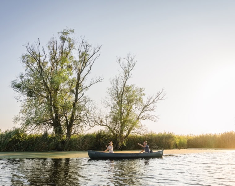 Mit dem Kanu auf der Peene entlang paddeln