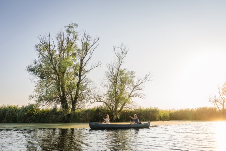 Mit dem Kanu auf der Peene entlang paddeln